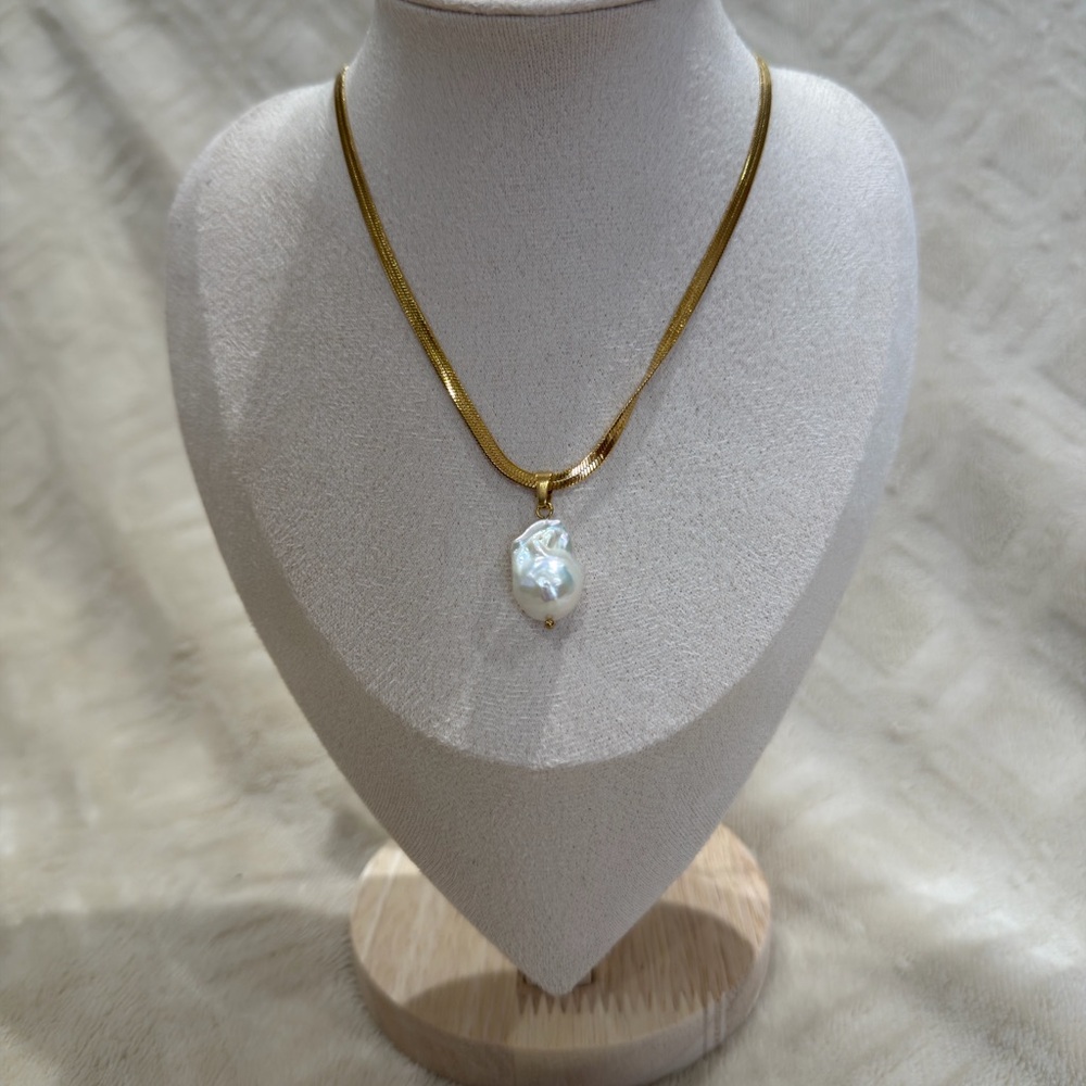 Sophisticated Gold Necklace with Pearl Pendant